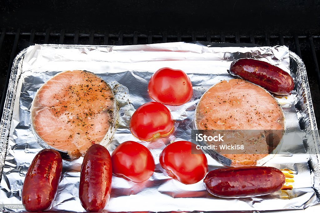 Salmone alla griglia e salsicce - Foto stock royalty-free di Griglia per barbecue