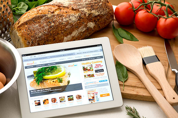 allrecipes.com sitio web en una tableta digital - apple com fotografías e imágenes de stock