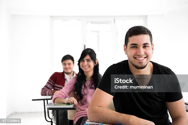 Szczęśliwy Studentów - zdjęcia stockowe i więcej obrazów 18-19 lat - 18-19 lat, Aspiracje, Budynek edukacyjny
