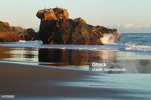 Rock Outcropping Lungo La Costa Della California - Fotografie stock e altre immagini di Affioramento - Affioramento, Ambientazione esterna, Bagnato