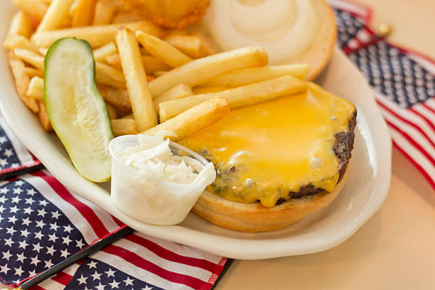 drapeau américain cheeseburger - americanized photos et images de collection