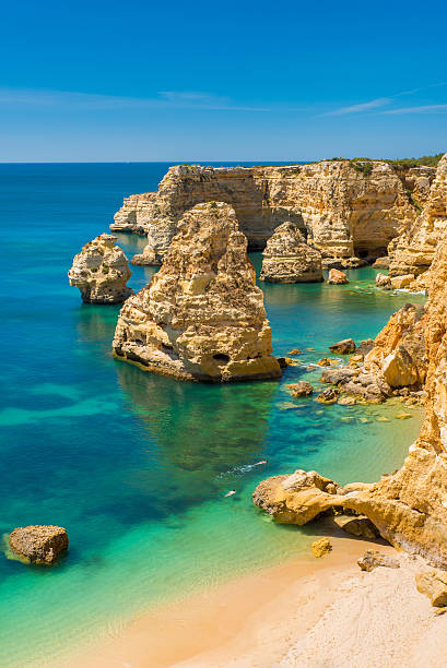 praia da marinha-bellissima spiaggia marinha in algarve, portogallo - carvoeiro foto e immagini stock