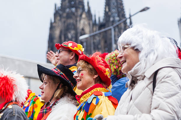 mujeres que celebra el carnaval costumed - germany carnival spectator group of people fotografías e imágenes de stock