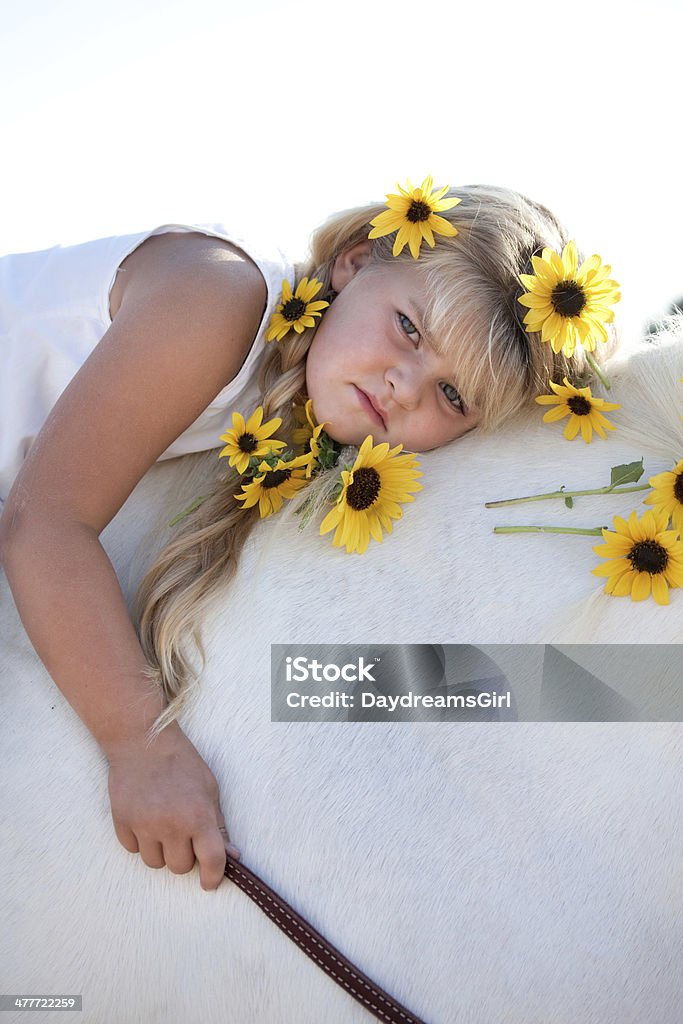 Girl Wearing White Dress caballo de equitación largo - Foto de stock de 6-7 años libre de derechos