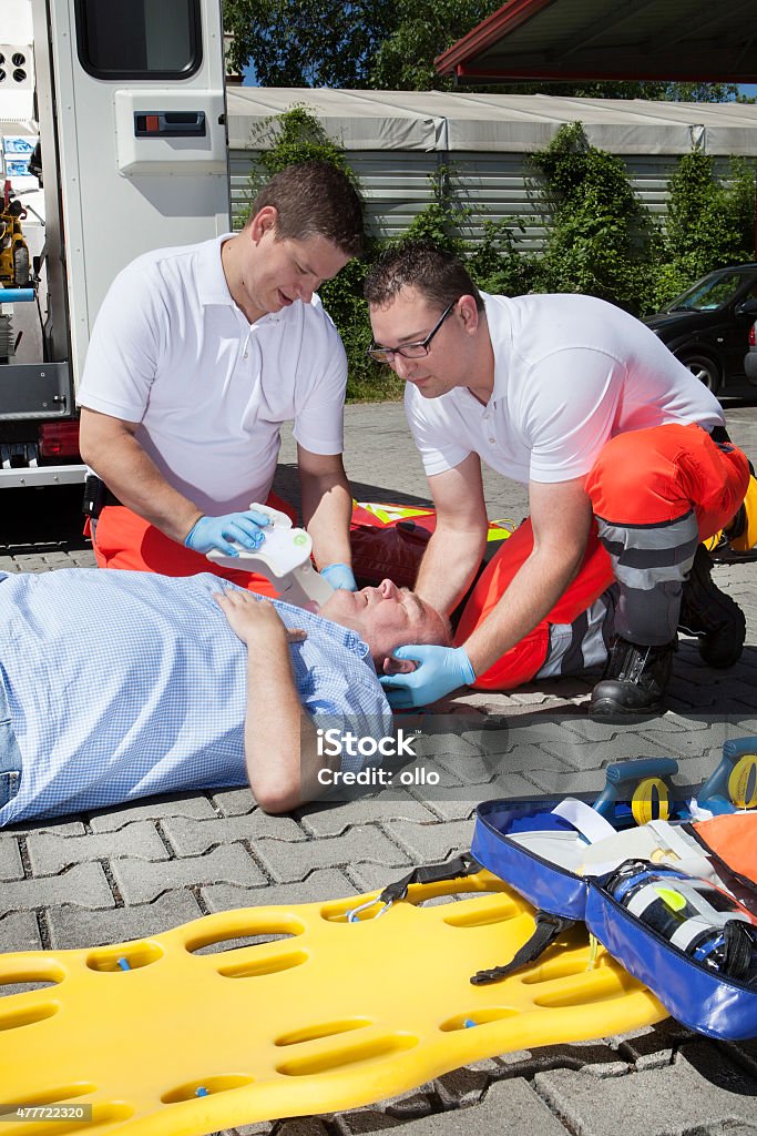 Paramedics ambulancia equipos médicos de emergencia de primeros auxilios cuello - Foto de stock de 2015 libre de derechos