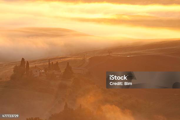 Rano Mgła Na Wschód Słońca W Toskania - zdjęcia stockowe i więcej obrazów Bez ludzi - Bez ludzi, Dolina, Fotografika