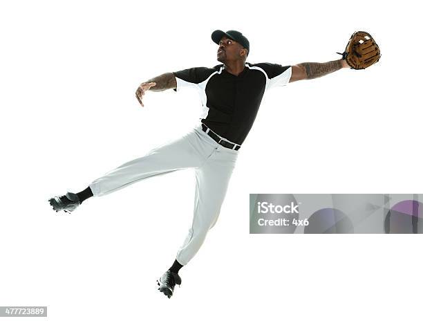 Photo libre de droit de Joueur De Baseball De Sauter Et Attraper banque d'images et plus d'images libres de droit de Gant de baseball - Gant de baseball, Joueur de baseball, Fond blanc