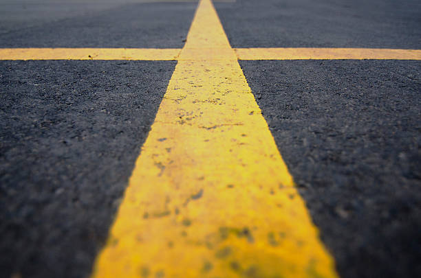 bassa angolazione primo piano del parcheggio linee - dividing line single line striped in a row foto e immagini stock