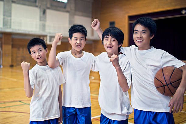 meninos equipe de basquete no ginásio - school gymnasium school basketball court gym - fotografias e filmes do acervo