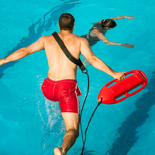 ratowanie ratownik - lifeguard swimming pool summer swimming zdjęcia i obrazy z banku zdjęć
