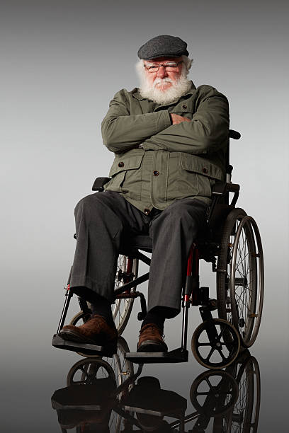 places homme senior assis sur fauteuil roulant à la recherche triste - uncertainty weakness contemplation sullen photos et images de collection
