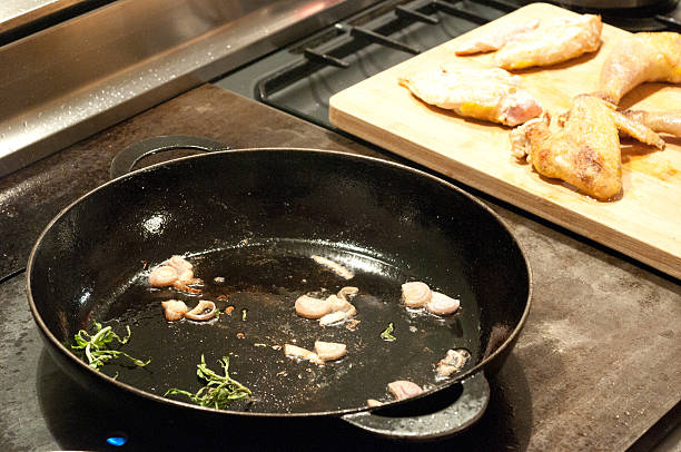istock sizzling gravy with garlic and herbs 477729400