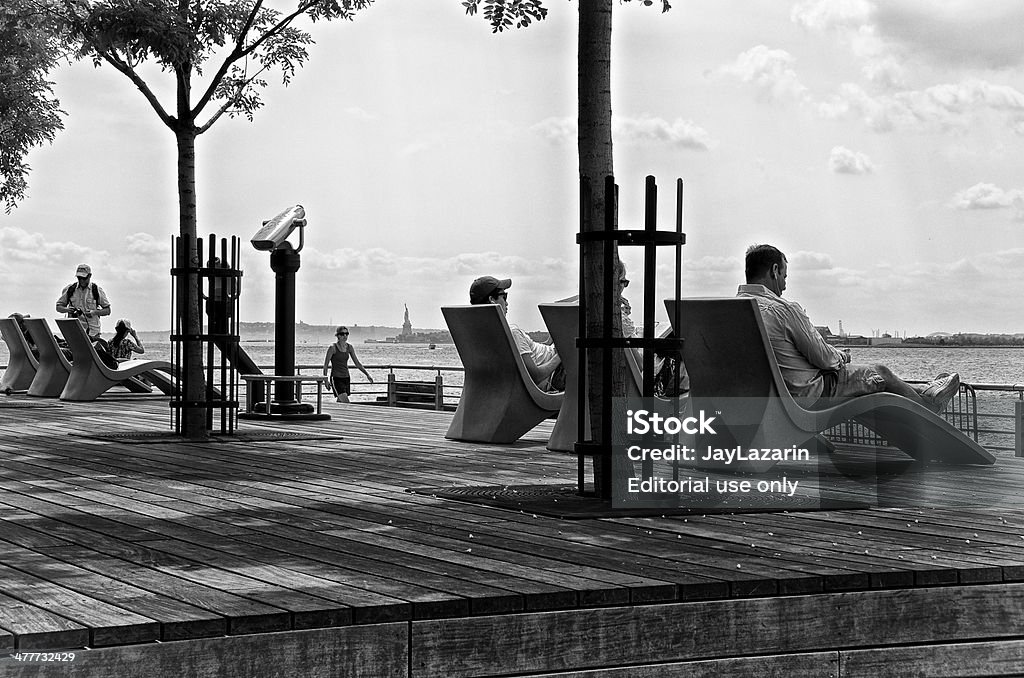Ludzi relaksujących się wzdłuż rzeki Hudson molo, Dolnym Manhattanie w Nowym Jorku - Zbiór zdjęć royalty-free (Dzielnica nadbrzeżna)