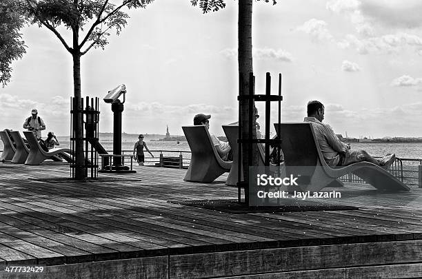 Ludzi Relaksujących Się Wzdłuż Rzeki Hudson Molo Dolnym Manhattanie W Nowym Jorku - zdjęcia stockowe i więcej obrazów Dzielnica nadbrzeżna