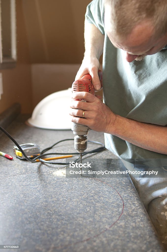 Operador de renovação fazendo banheiro - Foto de stock de 40-49 anos royalty-free