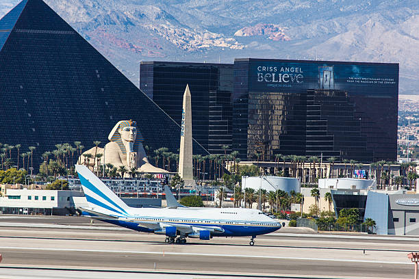 private boeing 747 taxis am flughafen mccarran entfernt. - boeing 747 fotos stock-fotos und bilder