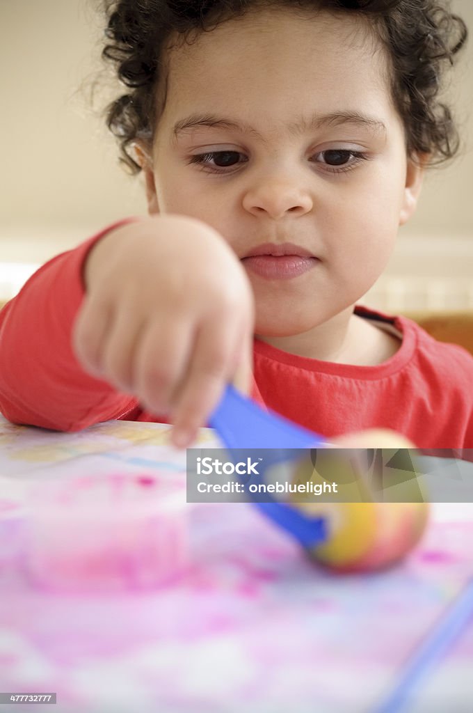 PESSOAS: Criança (2 a 3) está brincando com tinta. - Foto de stock de 18 a 23 meses royalty-free