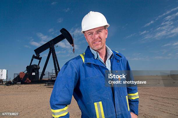 Lavoratore Olio Pumpjack A Un - Fotografie stock e altre immagini di Addetto alla manutenzione - Addetto alla manutenzione, Ambientazione esterna, Attrezzatura