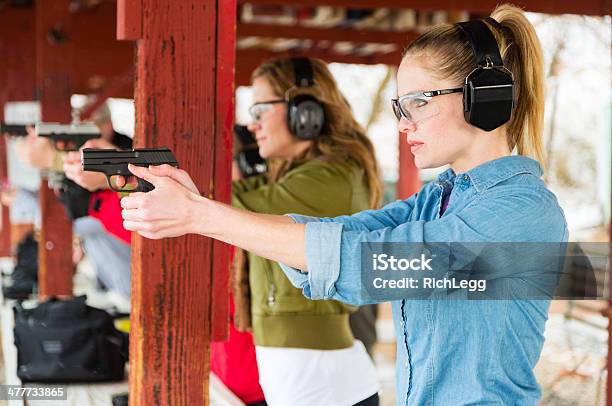 Practicar En El Campo De Tiro Foto de stock y más banco de imágenes de Tiro al blanco - Tiro al blanco, Mujeres, Disparar