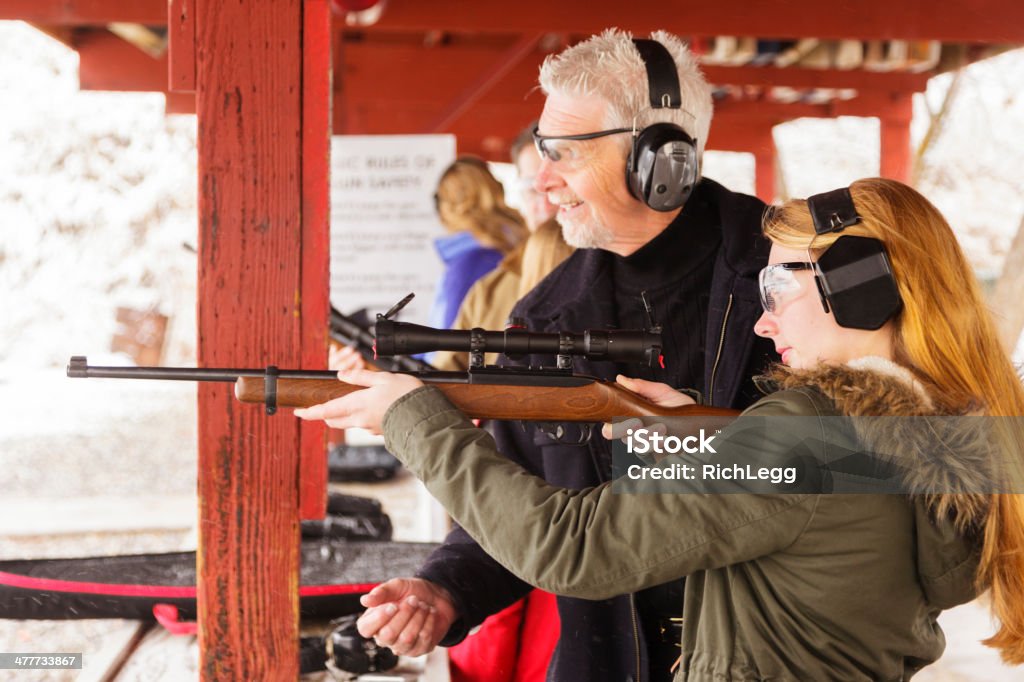 Praticando no campo de disparo - Foto de stock de 50 Anos royalty-free