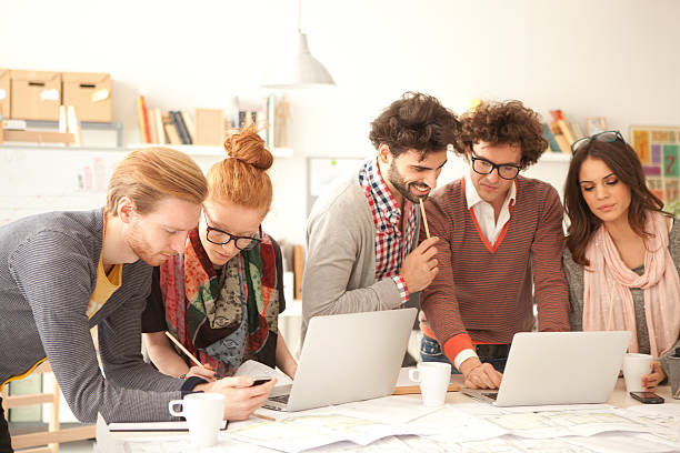 jovens trabalhando no escritório - computer engineer blueprint architect - fotografias e filmes do acervo