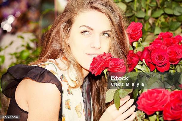 Mujer Con Rosas Foto de stock y más banco de imágenes de Adulto - Adulto, Aire libre, Anticuado