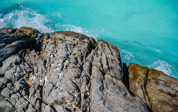 la roche coloré sur la mer - vibrant color summer rock cliff photos et images de collection