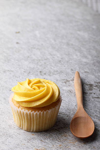 cupcake con cucchiaio - single flower brown wood spice foto e immagini stock