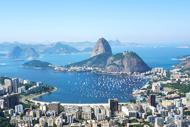 гора сахарная голова в рио-де-жанейро, бразилия - rio de janeiro copacabana beach ipanema beach brazil стоковые фото и изображения