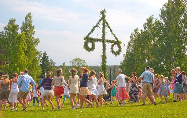 踊るミッドサマー極 - swedish culture ストックフォトと画像