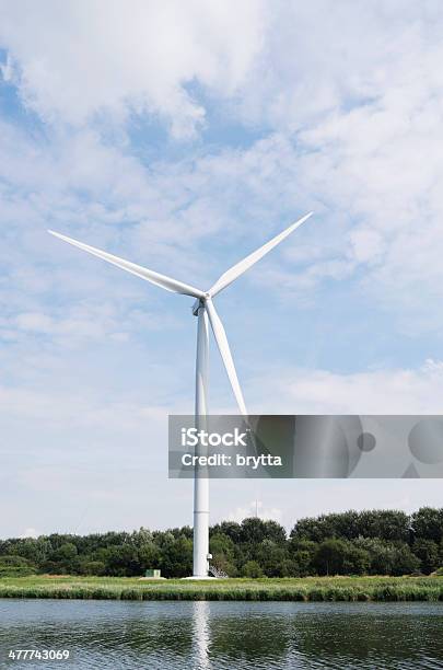 Energia Eolica - Fotografie stock e altre immagini di Ambiente - Ambiente, Canale, Composizione verticale