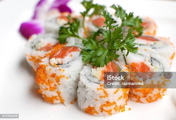 Photo libre de droit de Rouleaux De Sushi De Saumon Vue De Près En Californie banque d'images et plus d'images libres de droit de Aliment