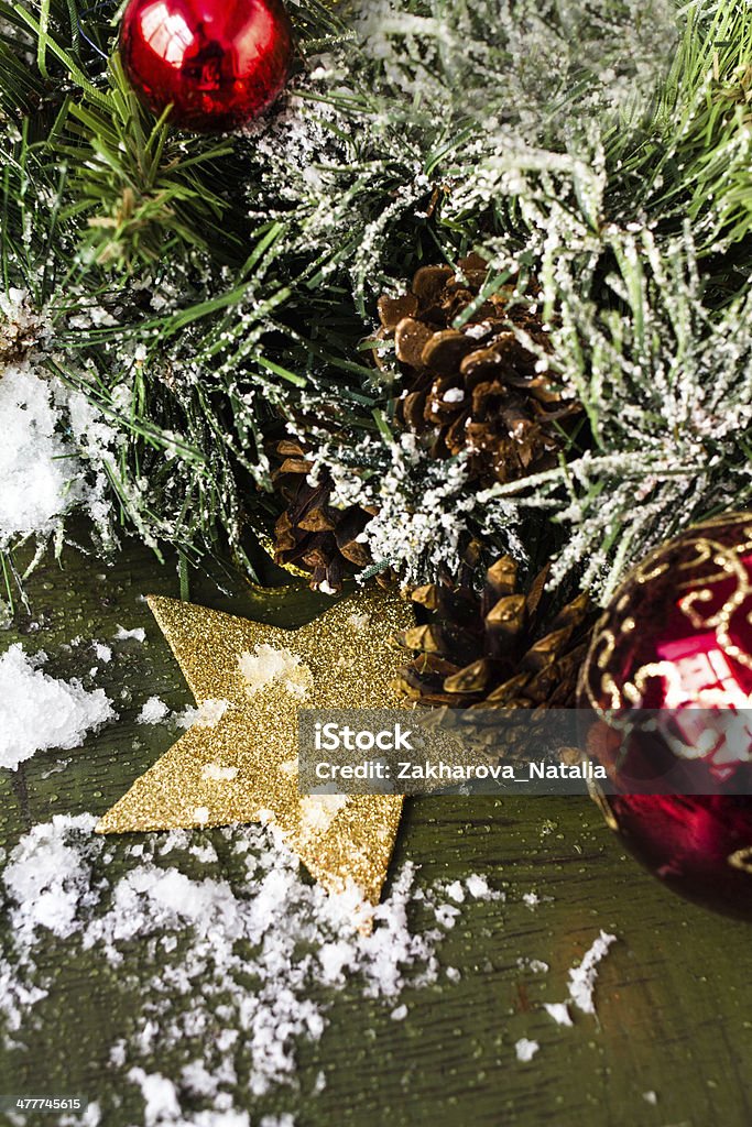 Composizione di Natale con decorazioni su retro in legno scuro - Foto stock royalty-free di Ago - Articoli di merceria