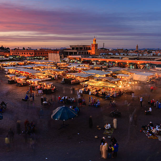 vista noturna do djemaa el fna, marrakech, marrocos. - djemma el fna square - fotografias e filmes do acervo