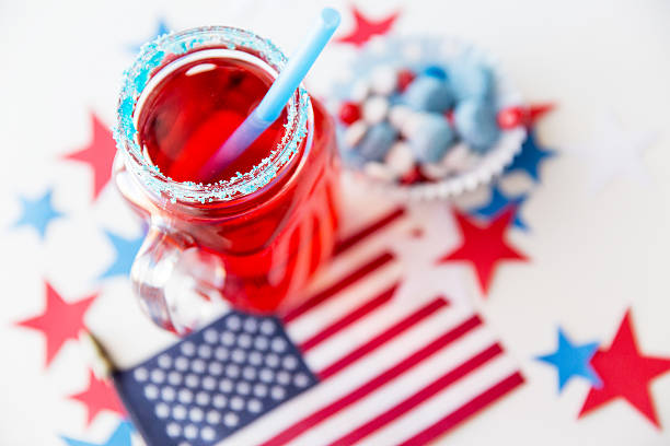 ジュースのガラスとアメリカの旗が独立記念日 - flag glass striped fourth of july ストックフォトと画像