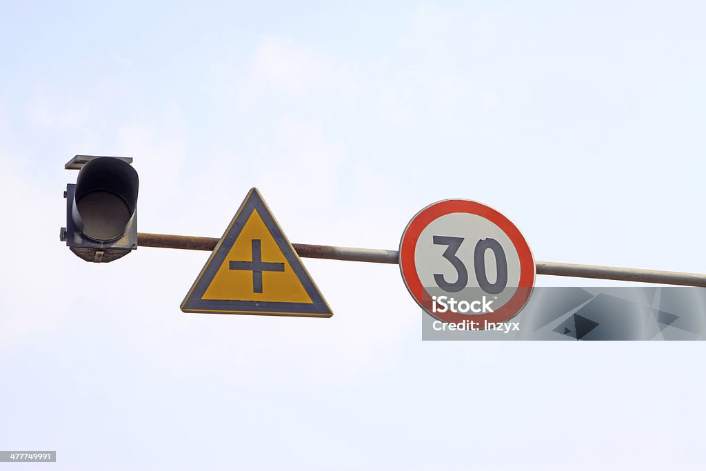 Les panneaux de signalisation de la route - Photo de Carrefour libre de droits