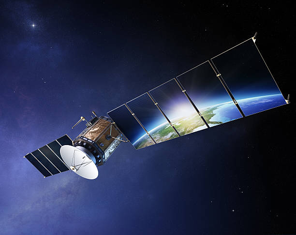 comunicazioni via satellite con la terra, riflettendo in pannelli solari - antenna parabolica foto e immagini stock