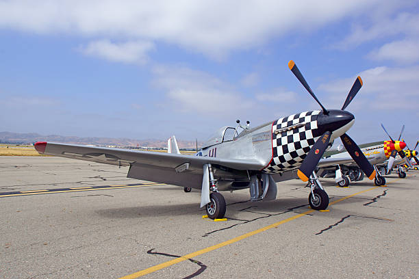 p - 51 mustang avião linha-up em 2015 espetáculo - wheel airplane landing air vehicle imagens e fotografias de stock