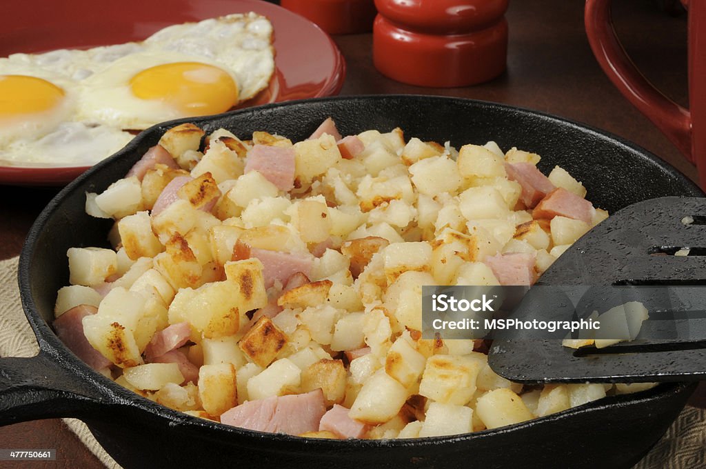 Prosciutto e frittelle di patate, uova - Foto stock royalty-free di Brunch