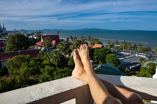 vacanza vista a piedi - balcony human foot men relaxation foto e immagini stock