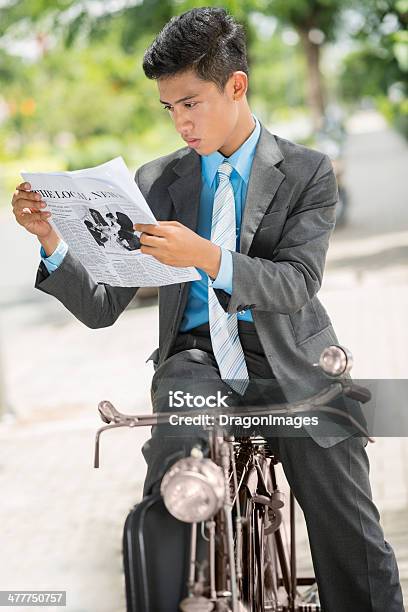 Ultime Notizie - Fotografie stock e altre immagini di Businessman - Businessman, Giornale, Leggere
