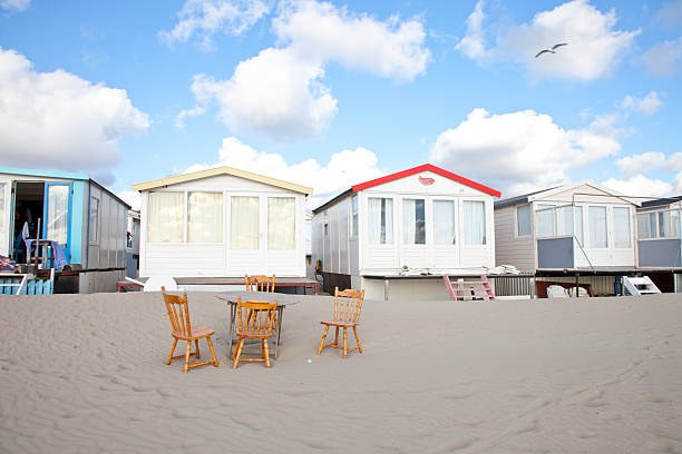 vista in case sulla spiaggia di ijmuiden, paesi bassi - ijmuiden foto e immagini stock