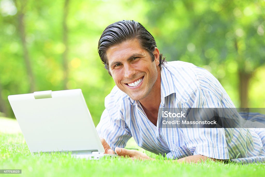 Estudante com laptop no gramado - Foto de stock de Adolescente royalty-free