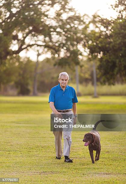 Photo libre de droit de Senior Avec Chien banque d'images et plus d'images libres de droit de Activité - Activité, Activité de loisirs, Adulte