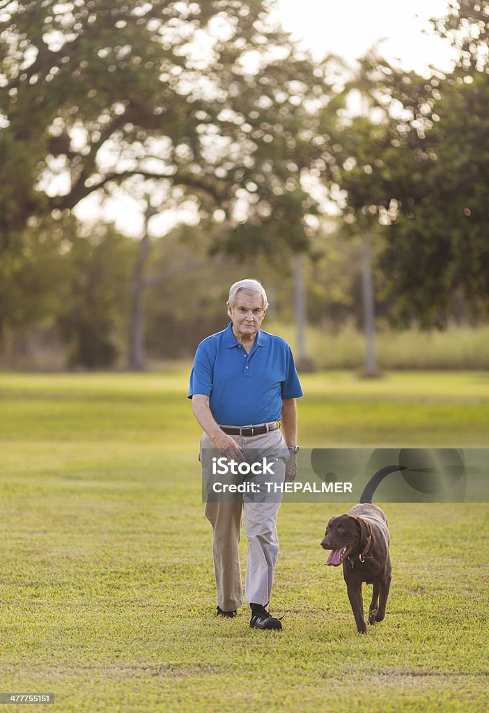 Старший с собака - Стоковые фото Активный образ жизни роялти-фри