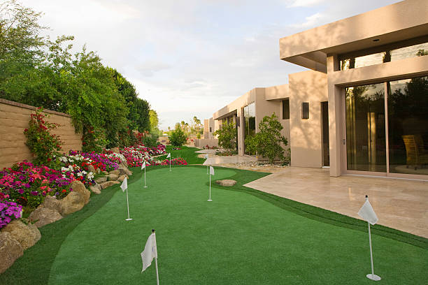 mini golfe em casa de jardim - putting green imagens e fotografias de stock