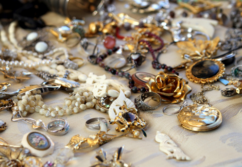 vintage necklaces y joyas para la venta en la tienda de anticuarios photo