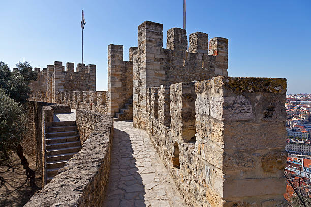 stadtmauern und towers in são jorge castle - the ramparts stock-fotos und bilder