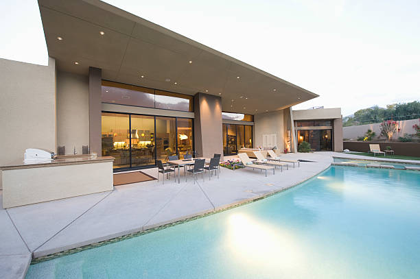 piscine et espace salon sur place - house residential structure california mansion photos et images de collection