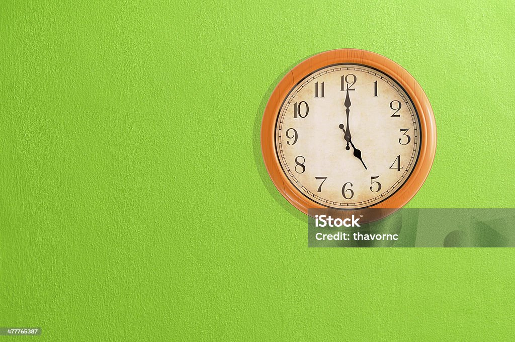 시계 표시중 5:00 시 방향의 초록색 벽 - 로열티 프리 벽 시계 스톡 사진